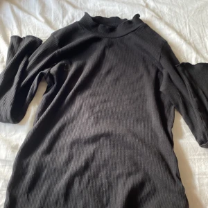 Ribbad långärmad tröja - Säljer denna ribbade tröja med krage. Endast testad. Säljer då den inte kommer till användning. Vid intresse kontakta mig.