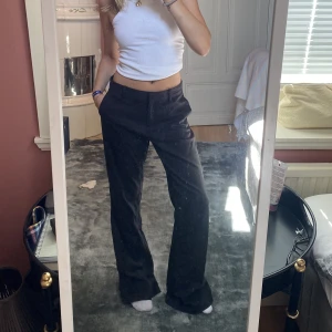 Kostymbyxor - Skitsnygga byxor från Wera som jag köpte på sellpy för ett tag sedan. Jag har dock aldrig använd de då de är alldeles för långa på mig :(. Jag är 156 cm lång!