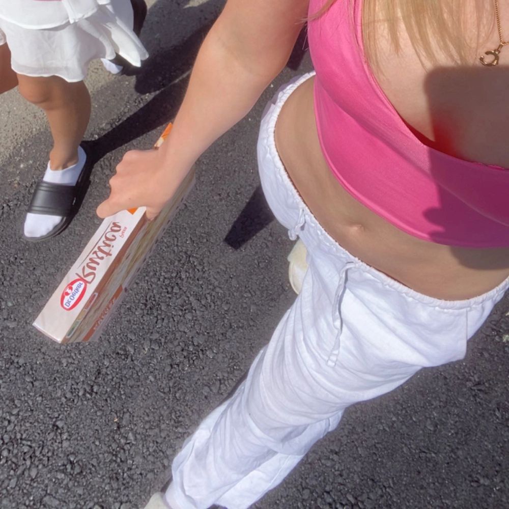 Säljer mina superfina linnebyxor från Gina som är supersvåra att få tag i. De är nersydda ungefär 2 cm längst ner på byxan så att de ska passa mig som är 165cm lång men det är inget som syns. Skriv för fler bilder eller om ni har några frågor 🥰. Jeans & Byxor.