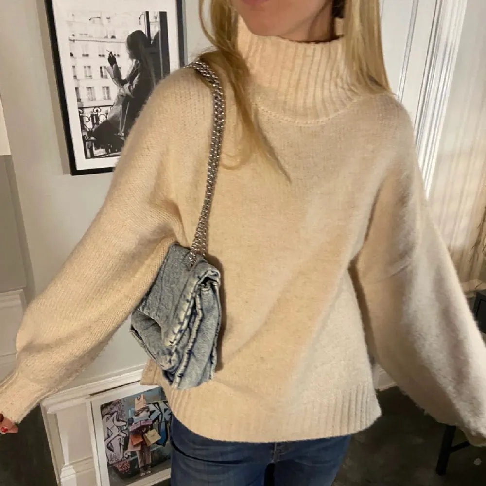 Super fin väska i jeanstyg, använd Max 10 gånger. Lånade bilder från @claracoolasellout . Laukut & Käsilaukut.