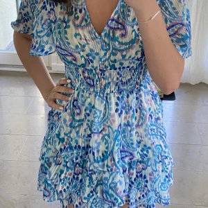 Blå zara klänning - Jättefin klänning som endast använts ett fåtalgånger💘