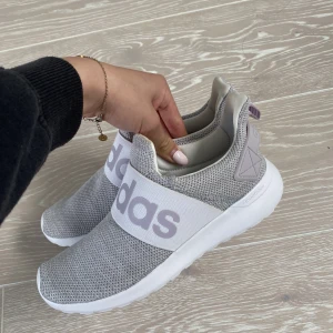 Skor - Säljer dessa fina träningsskorna från addidas🌸🌸 de är knappt använda ( som man kan se på sulan). Går att använda både inomhus och utomhus. Säljer för 250kr💞