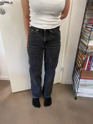 Säljer dessa snygga gråa jeans från Lager 157, dom är supersköna och passar till det mesta! Sparsamt använda!