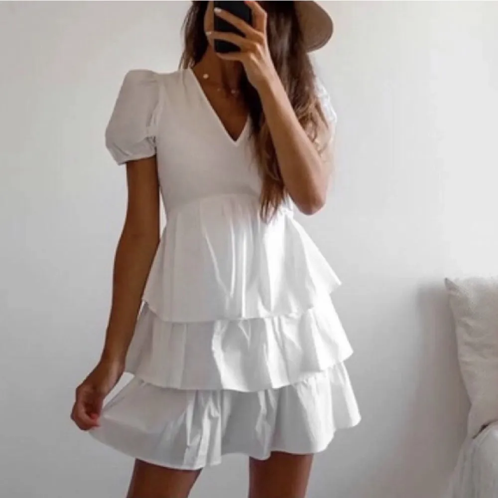 Lånade bilder. Säljer denna vita volang klänningen från Zara som inte säljs längre. Aldrig använd. Inga defekter. Storlek S. Passar XS-M. Köparen står för frakt (58kr spårbar) och är kvar så långe det inte står ”SÅLD”!. Klänningar.