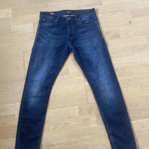 Jack&jones jeans  - Säljer dessa jack&jones jeans i storlek 31/30 och i 9/10 skick knappt använda🙌 Nypris är 799kr  Hör av er om det finns några funderingar🙌 