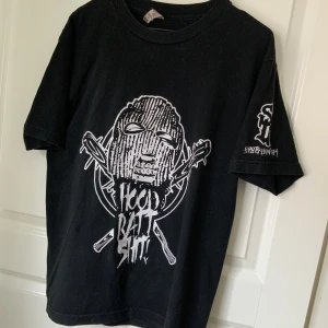 Cool T-shirt  - Säljer för inte min stil längre. Två små fläckar på trycket, se bild 2. 100% Bomull. Lätt urtvättad. På lappen står de alstyle apparel and activewear.