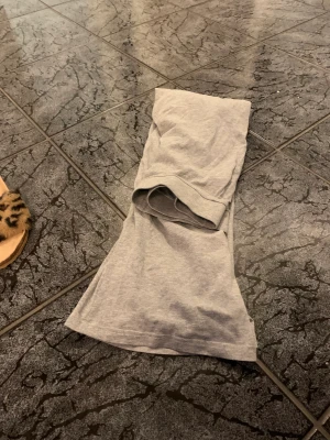 Tröja byxa  - Du får alla 3 för 180kr Om du vill ha separat så är den blåa koftan från Gina för 80 kr byxorna för 40 kr och gråa tröjan för 50 