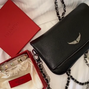 Zadig väska - Säljer min underbara zadig väska då den inte kommer till användning mer. Super fin och smidig! Jätte bra skick då den är väldigt sparsamt använd. Skriv för fler bilder💗💗pris kan diskuteras vid snabb affär