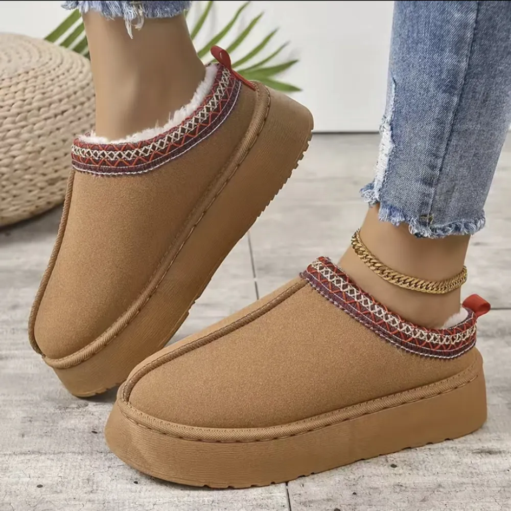 Säljer dessa skor inspirerade av uggs tasman. Dom kosta ca 300kr nypris, dom är aldrig använda endast testade så därmed ny skick :) kan gå ner i pris vid snabb affär😊. Skor.