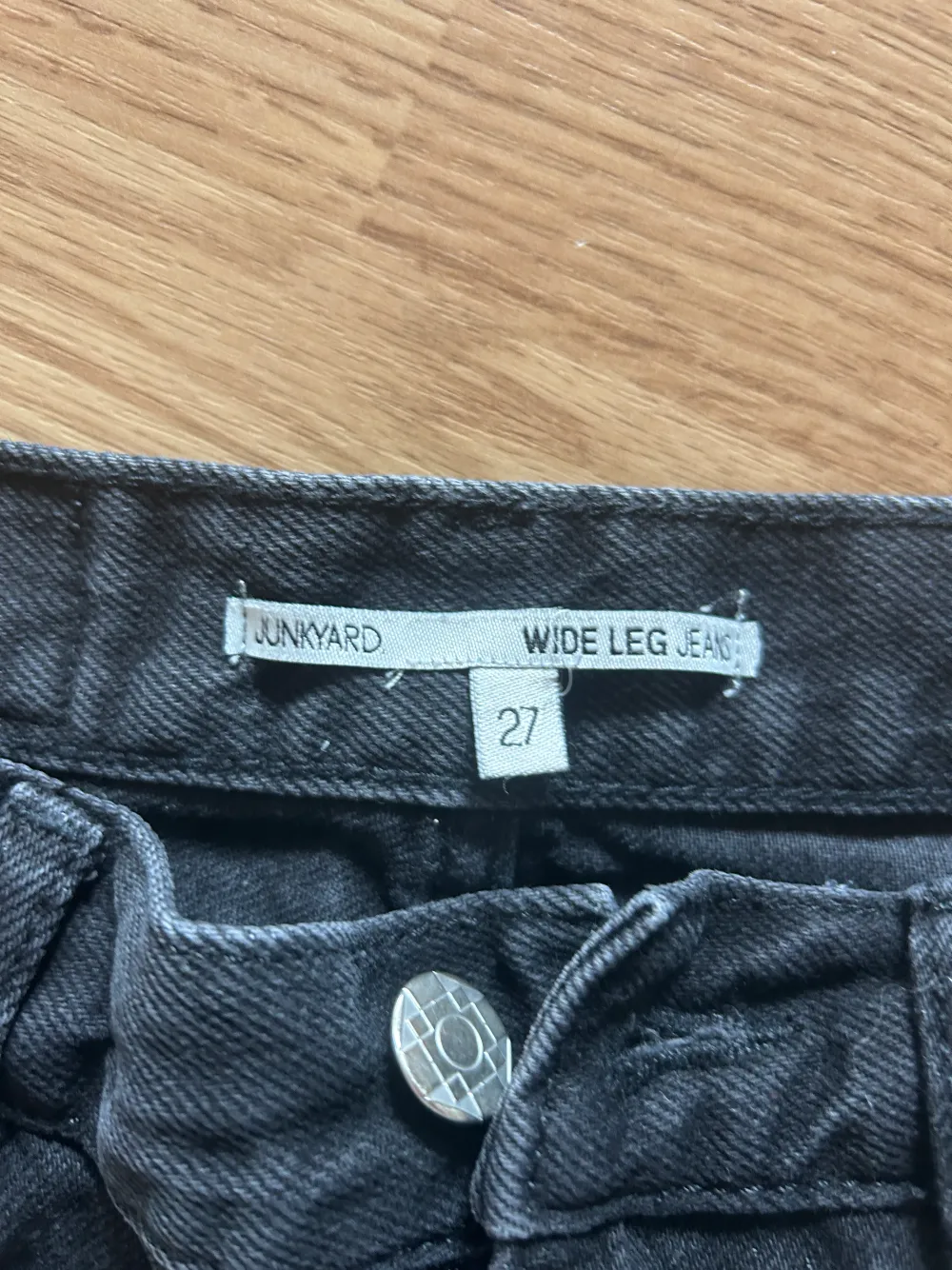 Highwaisted & wide leg svarta jeans från Junkyard i storlek 27, inte använda mycket . Jeans & Byxor.