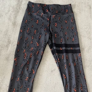 Stronger byxor  - Fina stronger byxor med blixt mönster,  Storlek:M Fint skick 