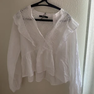 söt blus - Jättefin blus jag köpte på bikbok som jag aldrig använt. Storlek L men sitter fint på mig som är S/M. Köpte för 400kr ungefär, säljer för 200🩵Skriv för fler bilder eller funderingar <3