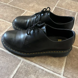 Dr marten 1461 bex - Säljer nu mina dr marten 1461 till ett grymt pris! Skicket är också bra. Många upplever skoskav då skorna är väldigt hårda, men jag har mjukat upp lädret hos en skomakare, så det är inget problem med dessa! Bex modellen har lite högre sula för mer attityd