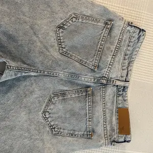 Vida blå jeans som inte kommer till användning! Superfina och sköna att ja på sig. Skulle säga att dom passar xs 