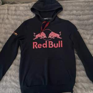 Hej, Säljer denna sällsynta Redbull racing hoodie som ej säljs mer i marknaden. Den är i mycket gott skick, för fler bilder DM:) -möts upp -köparen står för frakt