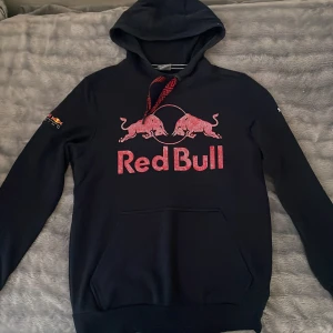 Redbull hoodie - Hej, Säljer denna sällsynta Redbull racing hoodie som ej säljs mer i marknaden. Den är i mycket gott skick, för fler bilder DM:) -möts upp -köparen står för frakt
