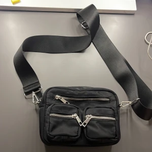 Carin wester väska  - Säljer min fina carin wester väska då den aldrig används, väskan är i jätte bra skick (nypris 400) bandet går att ta bort eller ändra längd på. 