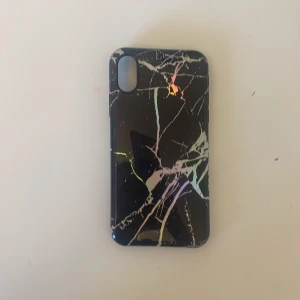 Snyggt mobilskal  - Hej säljer detta snygga mobilskal från mobello då jag har fått en större mobil. Jätte bra skick. Den passar iPhone xs