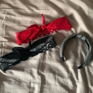 Hårband/accessoarer  - Säljer dessa 3 hårband då de inte är min stil längre! I fint skick då de är använda väldigt fåtal gånger! En kostar 15kr men köp alla för 40kr!