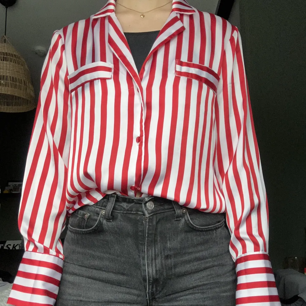 Röd/vit randig silkesskjorta från märket stay. Sitter superfint men jag har märkt att jag aldrig har användning för den så nu säljs den! Den är storlek M men jag är en S och den sitter bra på mig tycker jag😊. Skjortor.