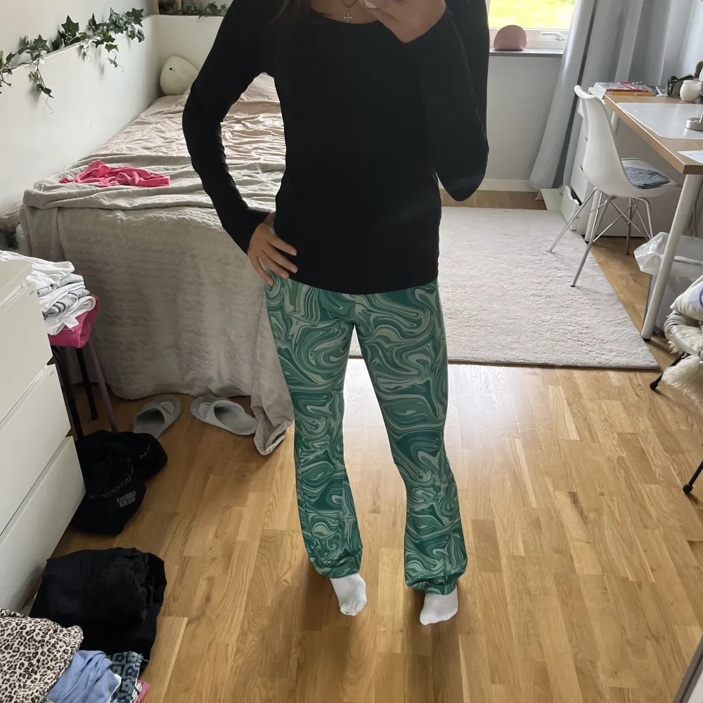 Gröna leggings 💗 jätte sköna använde dem innan, gillade inte färgen 💗skriv prisförslag till mig🫶. Jeans & Byxor.