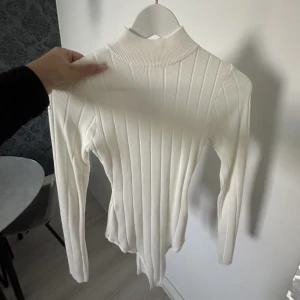 Vit body.  - Aldrig använd. Prislapp på. Super fin