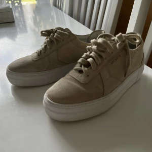 Axel arigato skor - Säljer dessa så jag inte använder dom längre, köpta helt nya i början av sommaren 2023, storlek 36. Finns några fläckar på dom men kommer att tvätta dom innan dom skickas och behandla dom❤️  säljer dem för 500 tillsamans med frakt, går att förhandla priset