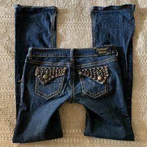 Ett par underbara Antique Rivet jeans i storlek 28! Mått: Midjemått: 39x2 Innerbenslängden: 79cm Full längd: 100cm