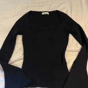 Tröja - Fin tröja med utsvängda ärmar, använd 1 gång💓Är onesize men passar runt S och upp, stretchig☺️ 