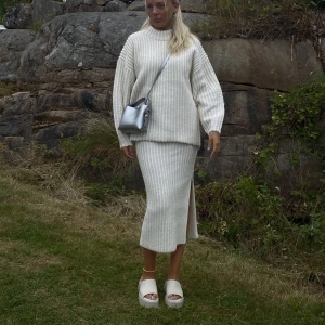INTRESSEKOLL Marlene Birger set🤍 - INTRESSEKOLL på mitt Marlene Birger set. Använt fåtal gånger, tröjan är i M och kjol i XXS men är som en S.  Ordinarie pris hela setet 6500kr 💘