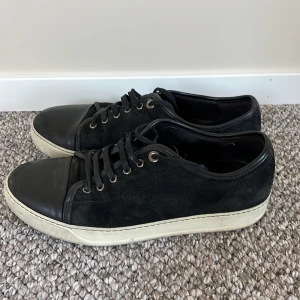 Lanvin skor  - Lanvin skor i storlek uk7 så sitter som 41,5 42 ungefär det är i bra skick förutom några defekter på toecapen och baksidan. Men det syns knappt när man har på den. 