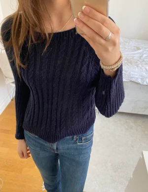 Snygg tröja - Så fin stickad tröja! Jättebra skick. Aldrig använt men köpt secondhand. Finns ingen lapp om storlek men skulle säga xs och kanske s