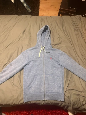 Polo Ralph Lauren Zip Hoodie - Storlek S som nu är för liten för mig. Köpt i Italien för ett par år sedan men sällan blivit använd. Skulle även kunnat byta mot en likadan oavsett färg men i en eller två storlekar större