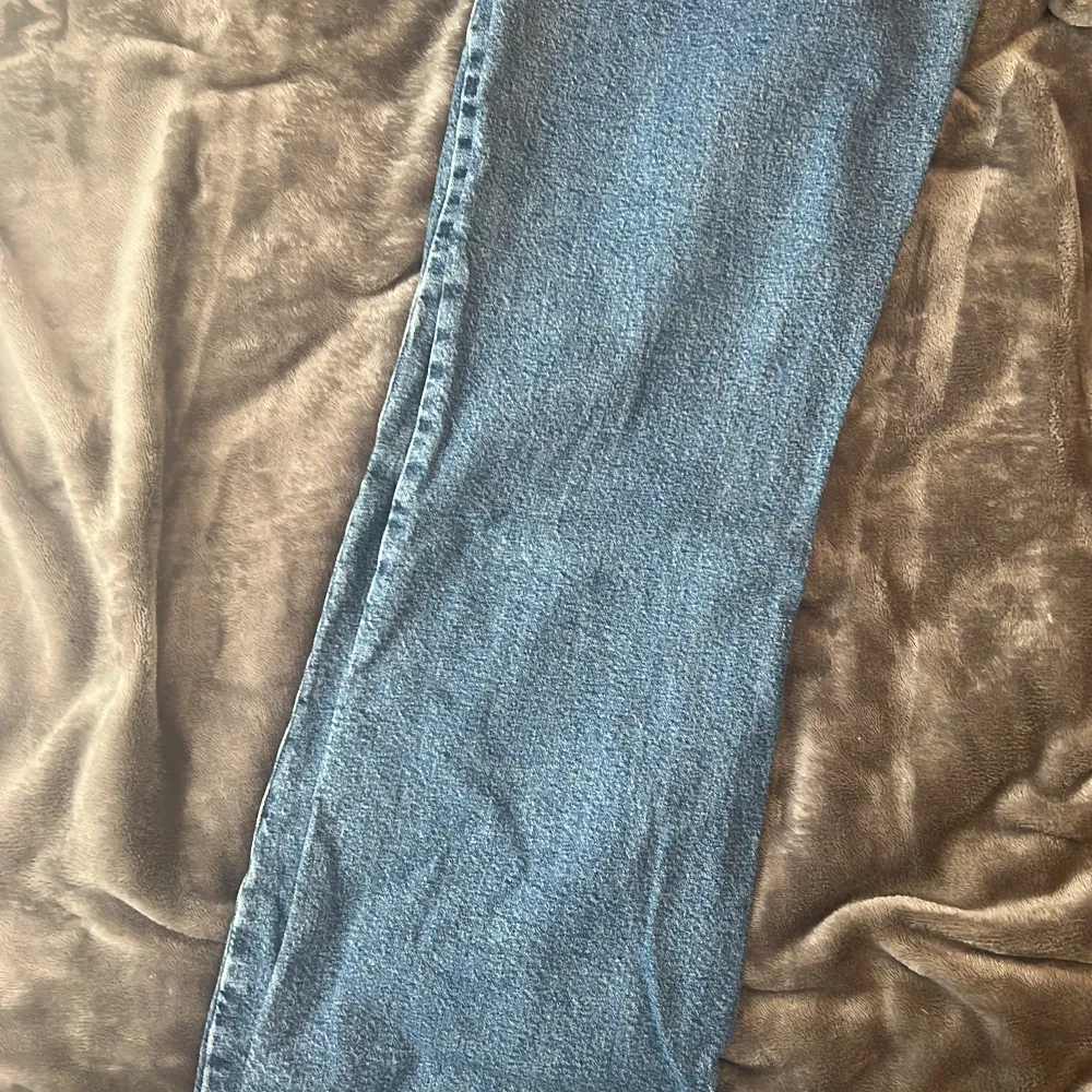 mörkblåa jeans från  bikbok i storlek 31 i midjan och i längden 32 säljer för 250kr. Jeans & Byxor.