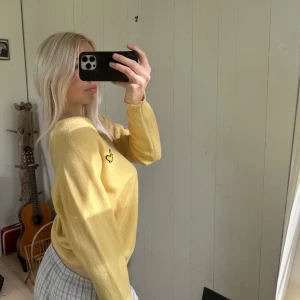 Stickad lyle & scott tröja  - Så snygg gul tröja från Lyle & scott🙌💛💛 Upptäckte en lite lite fläck nere vid ändan på ens sidan, märk inte av överhuvudtaget.