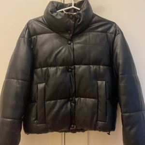 Skinn jacka  - Jag säljer denna skinn jacka från Zara pågrund av att den  för liten för mig. Den är i fint skick och använd ett få tals gånger. Säljer den för 300kr köpt för 800kr och är i storlek XS. Jag står inte för frakten.