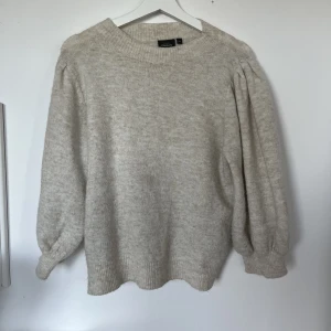 Stickad volang tröja - En stickad jätte fin volang tröja från kapphal 