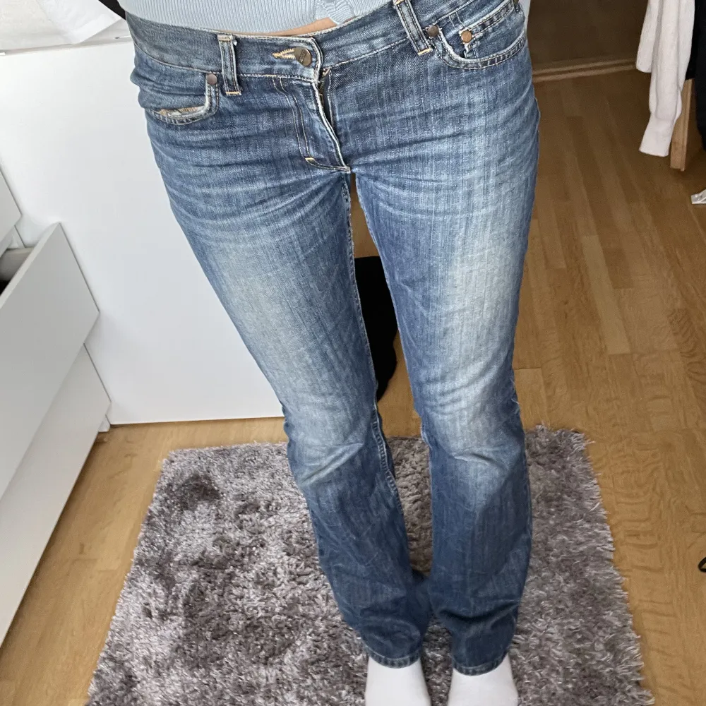 Säljer dessa superfina lågmidjade jeans i storlek 34 pris kan diskuteras, säljer inte under 230kr💕💕. Jeans & Byxor.