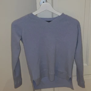 Cashmere tröja - Säljer min fina cashmere tröja ifrån HOLMM (köpt på Lucca). 💕 Bra skick, i storlek 14 år. Säljer för 450 kr