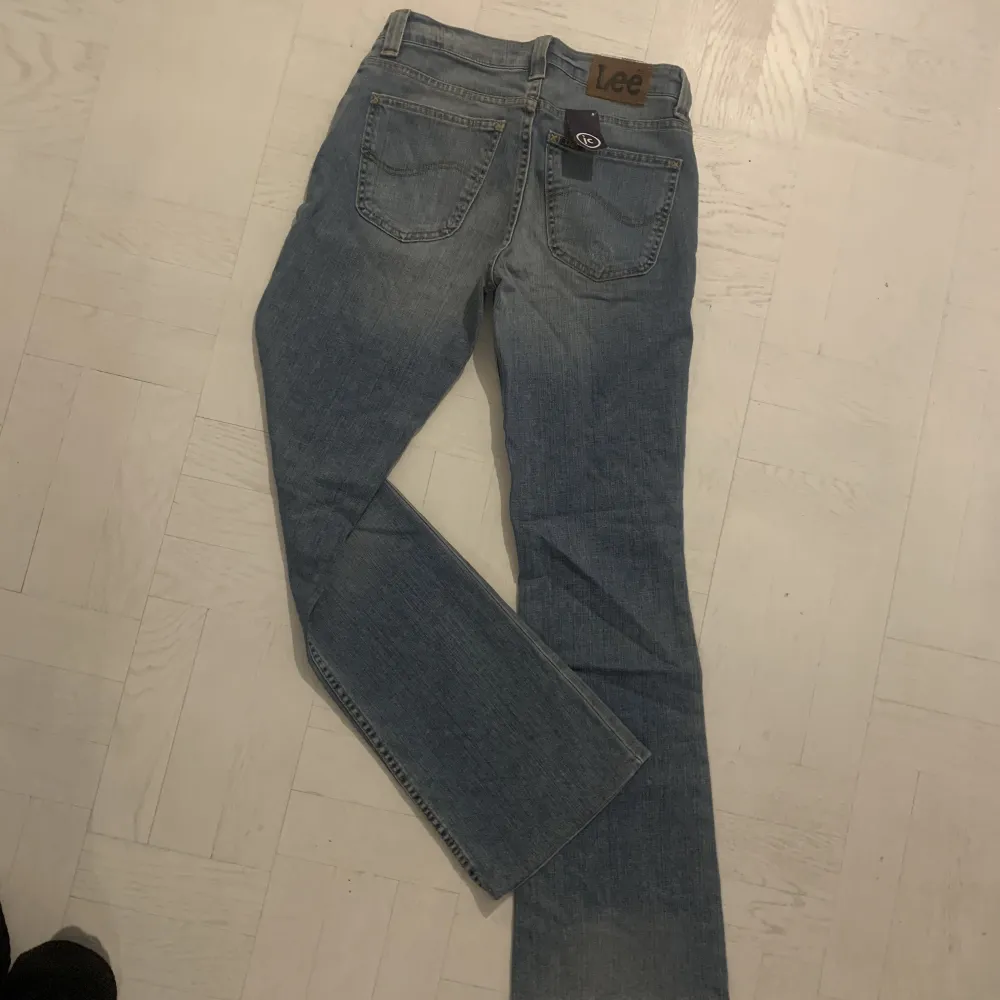 Supersnygga Lågmidjade Lee jeans. Har likadana så behöver inte två par. Sitter som en smäck och formar rumpan fint ;) W 30. L 33. Jeans & Byxor.