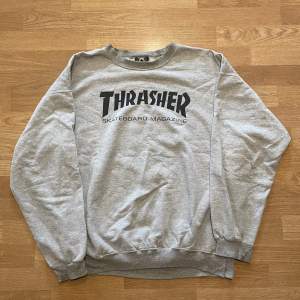 Grå Thrasher sweater i storlek M i mycket bra skick:)
