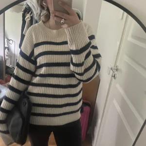 Stickad tröja  - Så söt stickad tröja med ränder!!