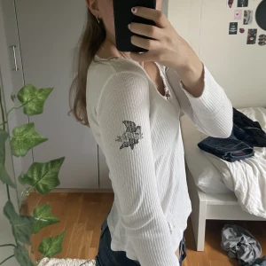 Odd molly tröja - Superfin odd molly tröja som tyvärr är för kort i ärmarna för mig. Köpt här på plick. Har små hål som tidigare ägaren sytt igen, bild 3 men dom syns knappt.