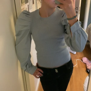 Blå topp med puffärm - Så cool topp med puffärm från vero moda,  använd fåtal gånger🩵🩵