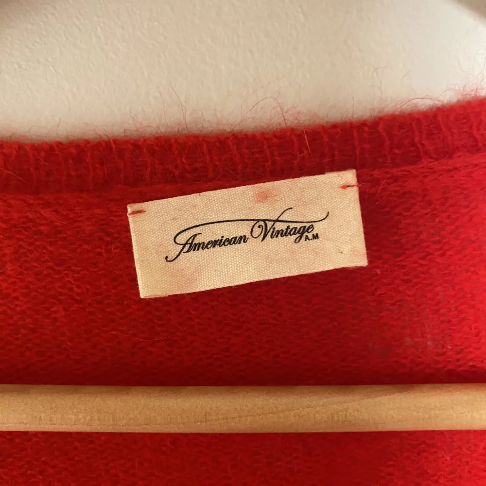 En röd stickad tröja från American Vintage som är super mysig. Den är i super skick( nästan aldrig använd) och jättebra kvalitet. Den kan bäras off-shoulder om man vill också. Passar allt emellan S-L beroende på hur man vill att den ska sitta❤️. Stickat.