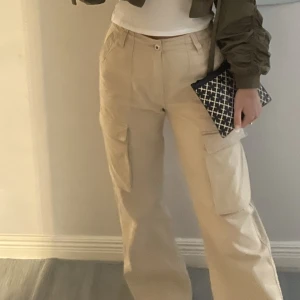 Cargo byxor  - Beiga cargo byxor från bershka. Storlek 36. 