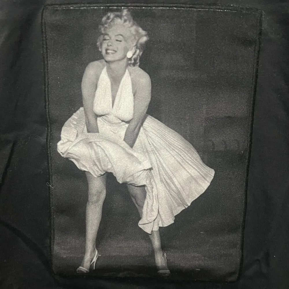 Säljer nu min limitato t-shirt med Marilyn monroe som tryck. 10/10 i skick använd ett få tal gånger. Storlek m, allt og.  Pris diskuterbart.   MVH Albin . T-shirts.