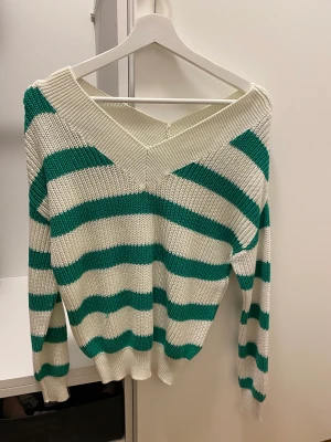 Stickad Tröja grön/vit - Stickad Fin tröja Storlek xs