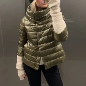 Herno jacka - Säljer min herno jacka som jag köpte för några månader sedan så i princip ny. Stel IT38 vilket motsvarar xs/s. Köpt för 4-5000 och denna färg går inte att köpa längre.💓går att köpa via köp nu så finns kvar så länge annonsen är uppe