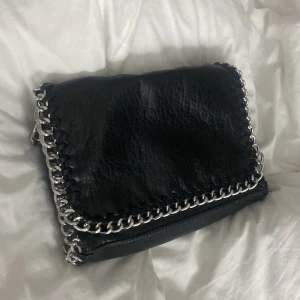 Tiamo väska - Säljer denna super fina svarta väska då den ej kommer till använding❤️❤️ Från tiamo🩷🩷  Finns axelband som inte synd på bilderna!!